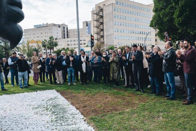 Aplauso de las autoridades y colectivos que estuvieron presentes en el acto, al final la entrega de flores al pie del monumento.