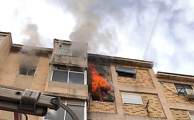 Las llamas han llegado hasta la fachada exterior.