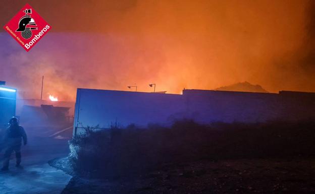Los bomberos durante los trabajos de extinción del incendio de la planta de reciclaje de Monforte del Cid