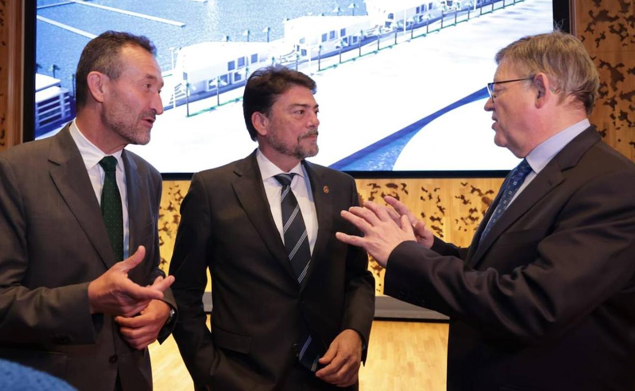 Los alcaldes de Elche y Alicante, Carlos González y Luis Barcala, charlan con el presidente de la Generalitat, Ximo Puig, en la presentación en Madrid de las candidaturas de la provincia. 