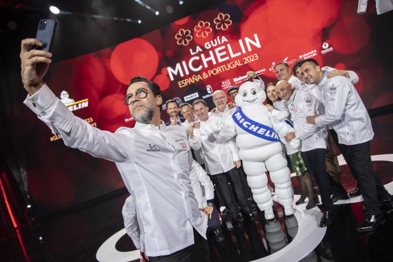 Quique Dacosta sacando un selfie junto con los cocineros con "Tres Estrellas"