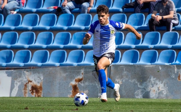 El extremo marroquí, en un partido del Hércules de la temporada 20-21 