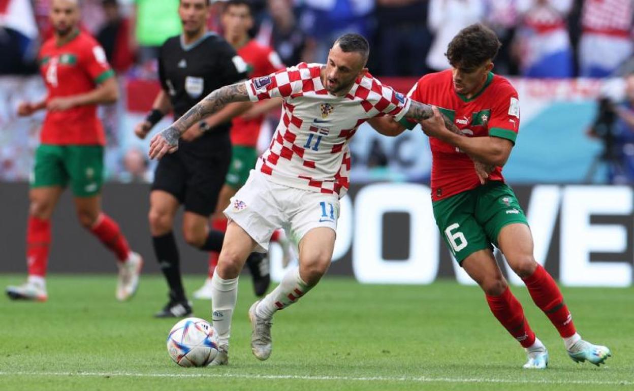 Brozovic y Abde pelean hoy por la posición, durante el Marruecos-Croacia del Mundial 