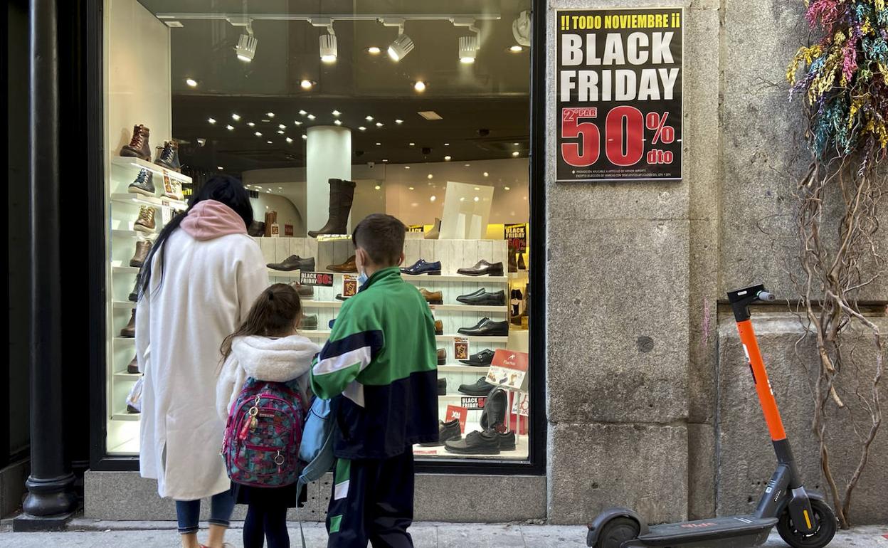 Cartel de 50% de descuento en una zapatería durante el Blacj Friday