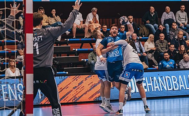 Defensa sueca sobre un jugador del TM Benidorm 