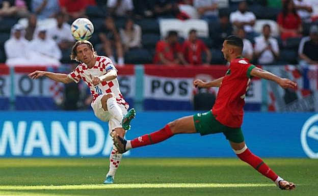 Modric y Ziyech durante un lance del partido