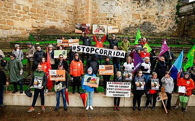 Antitaurinos se manifiestan en Bayona (Francia).