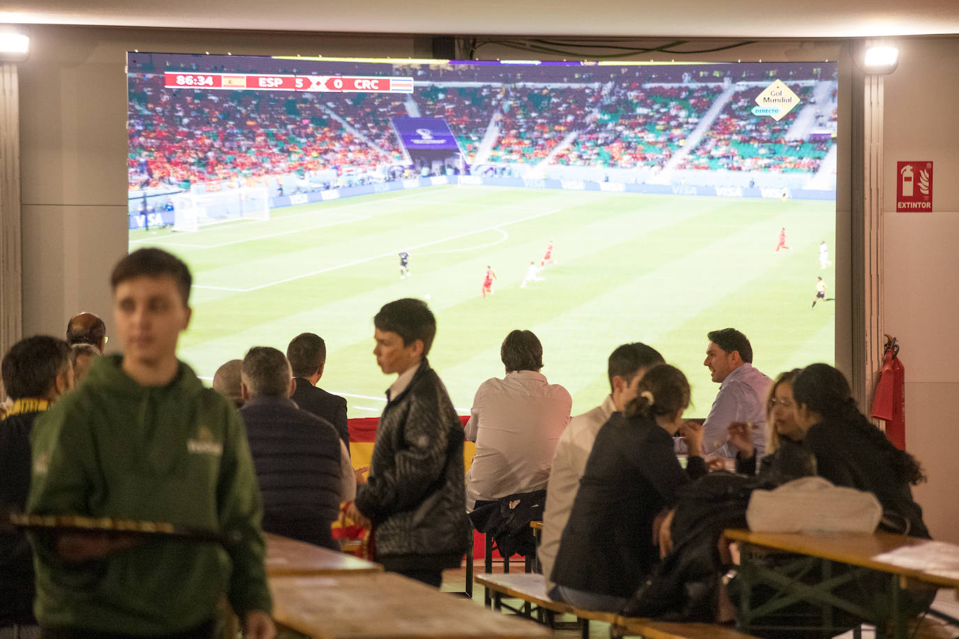 Alicante vibra con la histórica goleada de la Roja en el Mundial