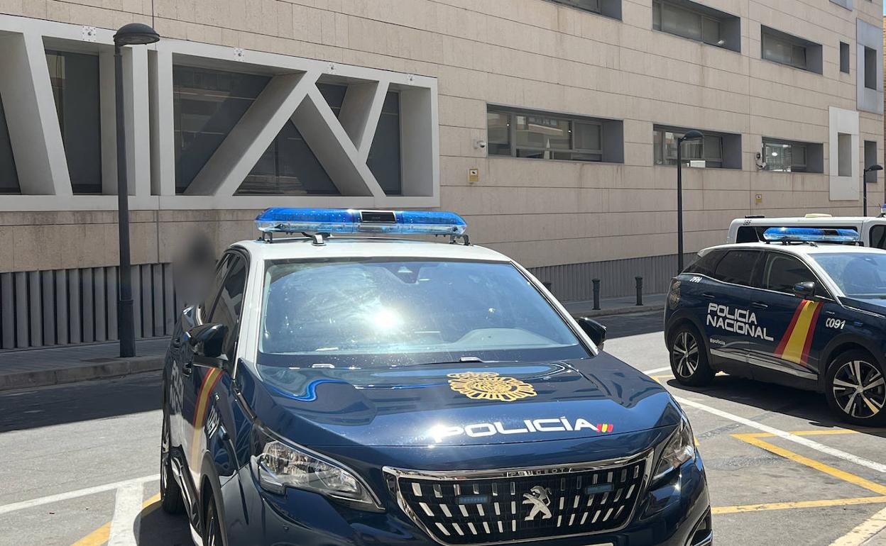 Coches aparcados en la Comisaría Provincial de Alicante