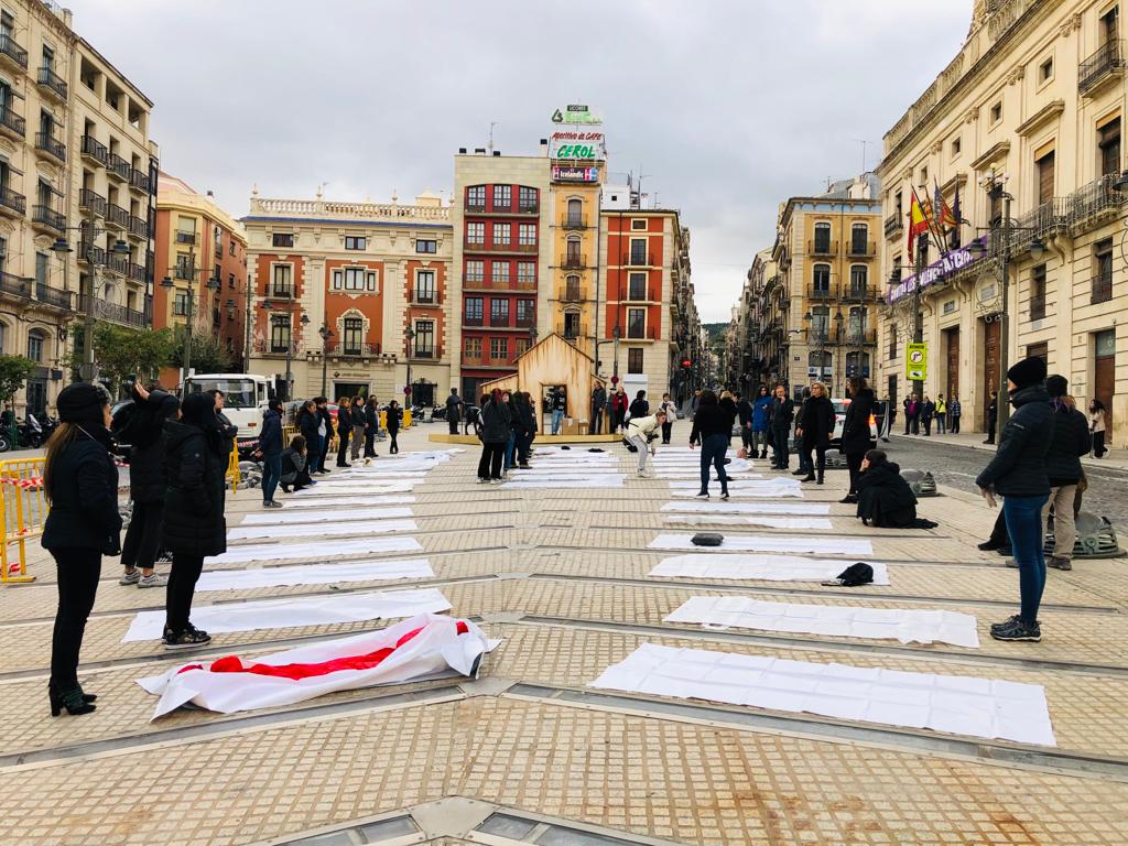 La acción ha tenido lugar en la plaza de España con ocasión del 25N. 