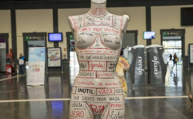 Maniquí incluido en la exposición 'Ferides' que se ha podido visitar en la estación del tren de Alicante. 