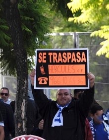 Imagen secundaria 2 - Imágenes del partido, con la vuelta de Nani con el Lleida, y las protestas de los aficionados en la puerta 0 antes y durante el encuentro. 