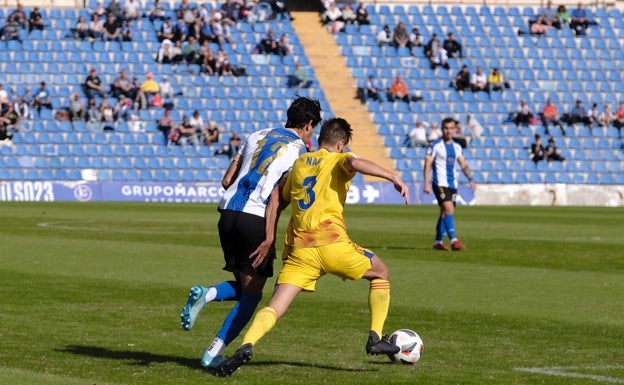 Imagen principal - Imágenes del partido, con la vuelta de Nani con el Lleida, y las protestas de los aficionados en la puerta 0 antes y durante el encuentro. 