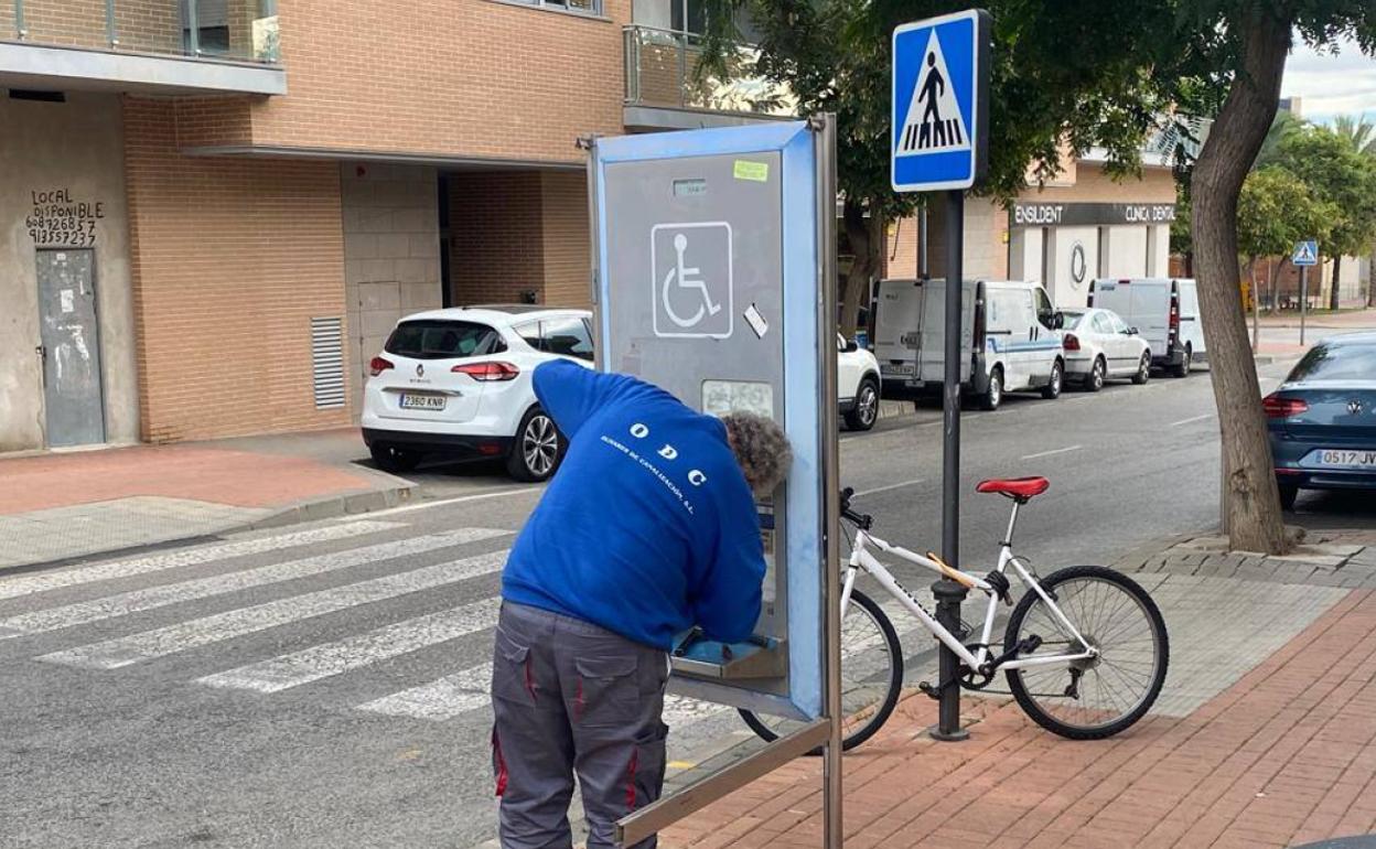 Un operario retira la última cabina en funcionamiento de El Campello.