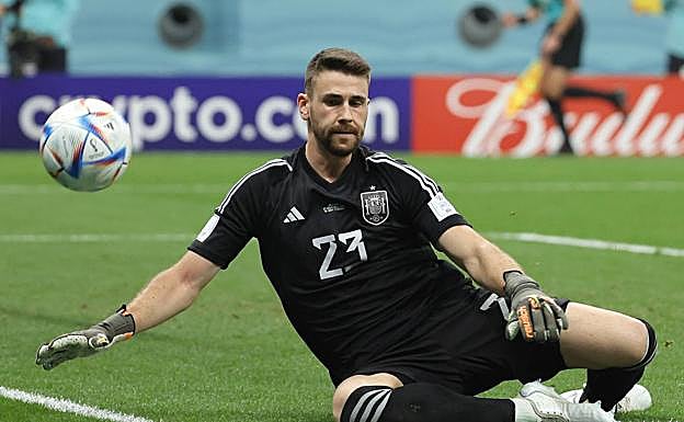 Unai Simón desvía un lanzamiento de Alemania. 