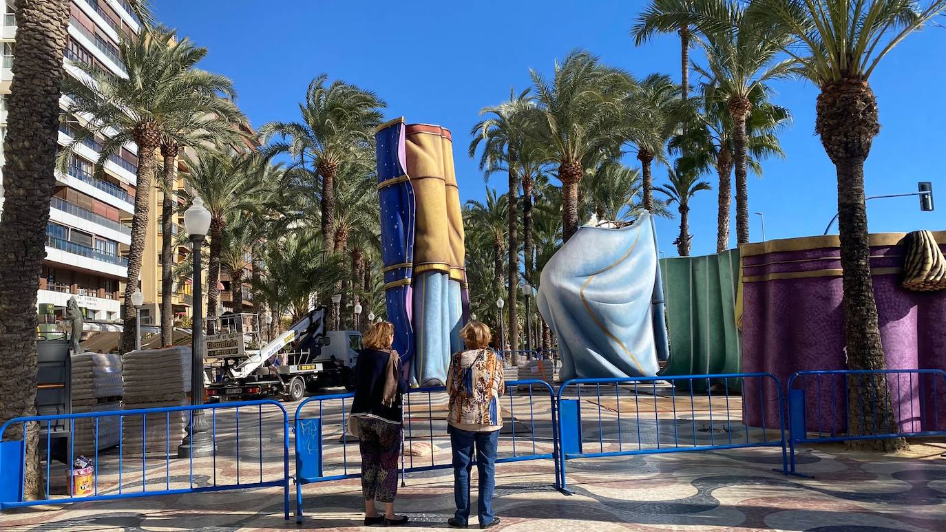 Dos mujeres miran la construcción de las primeras piezas del Belén Gigante, situado en la Explanada. 