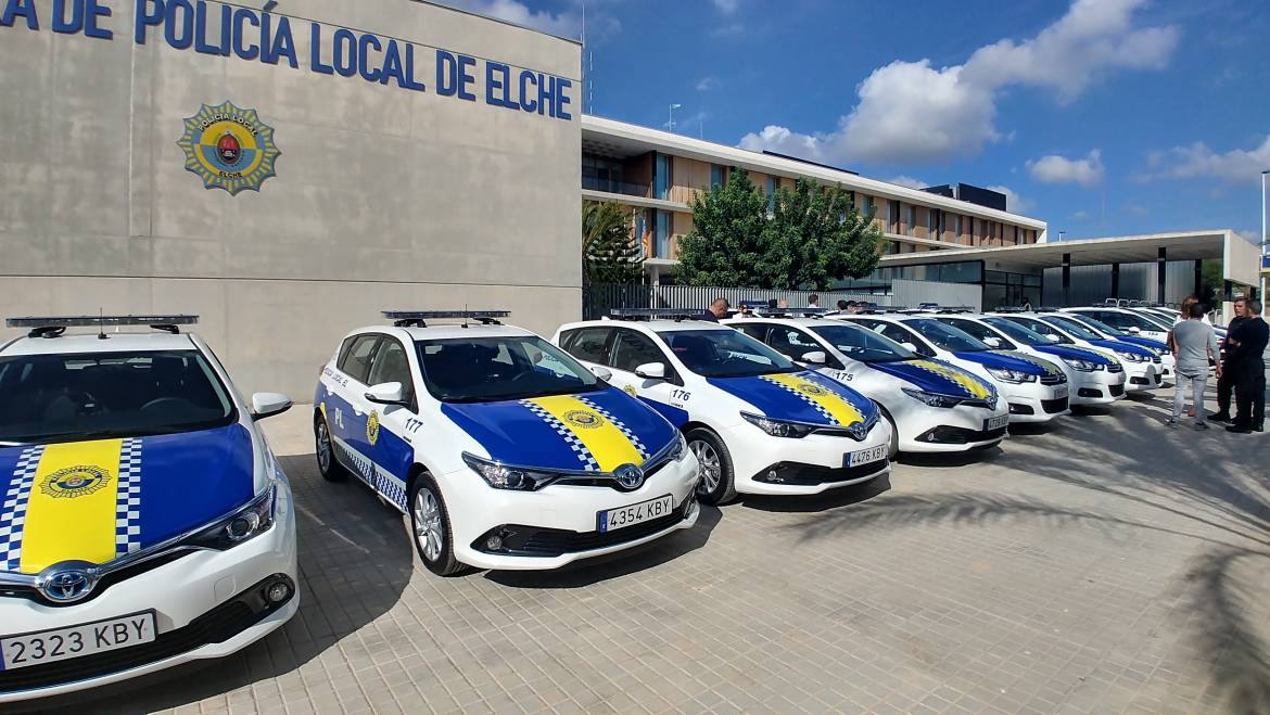 Patrullas de la Policía Local de Elche en la comisaría