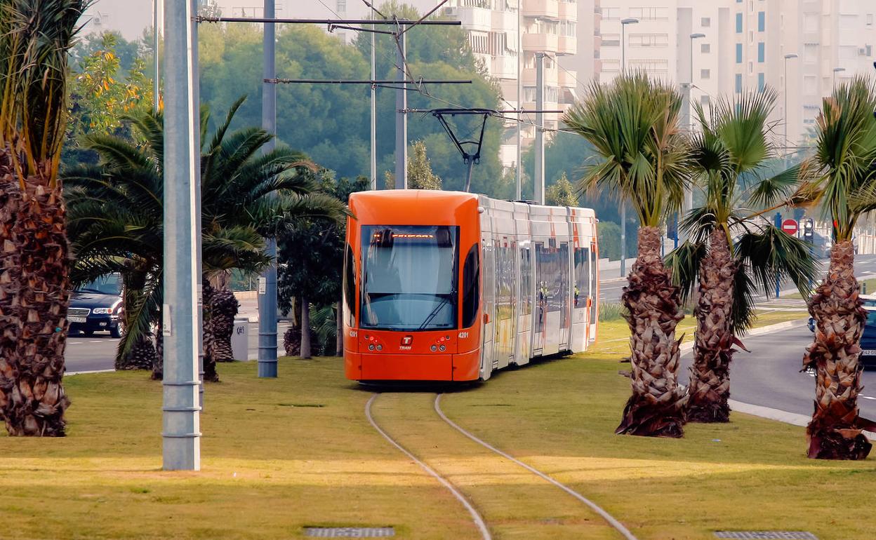 El Tranvía, a su paso por Alicante.
