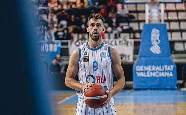 Steinarsson, concentrado antes de lanzar un tiro libre 