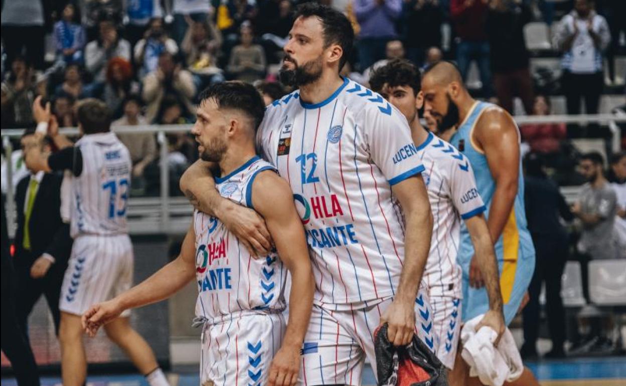 Edu Gatell abraza a Steinarsson tras su exhibición ante el Movistar Estudiantes 