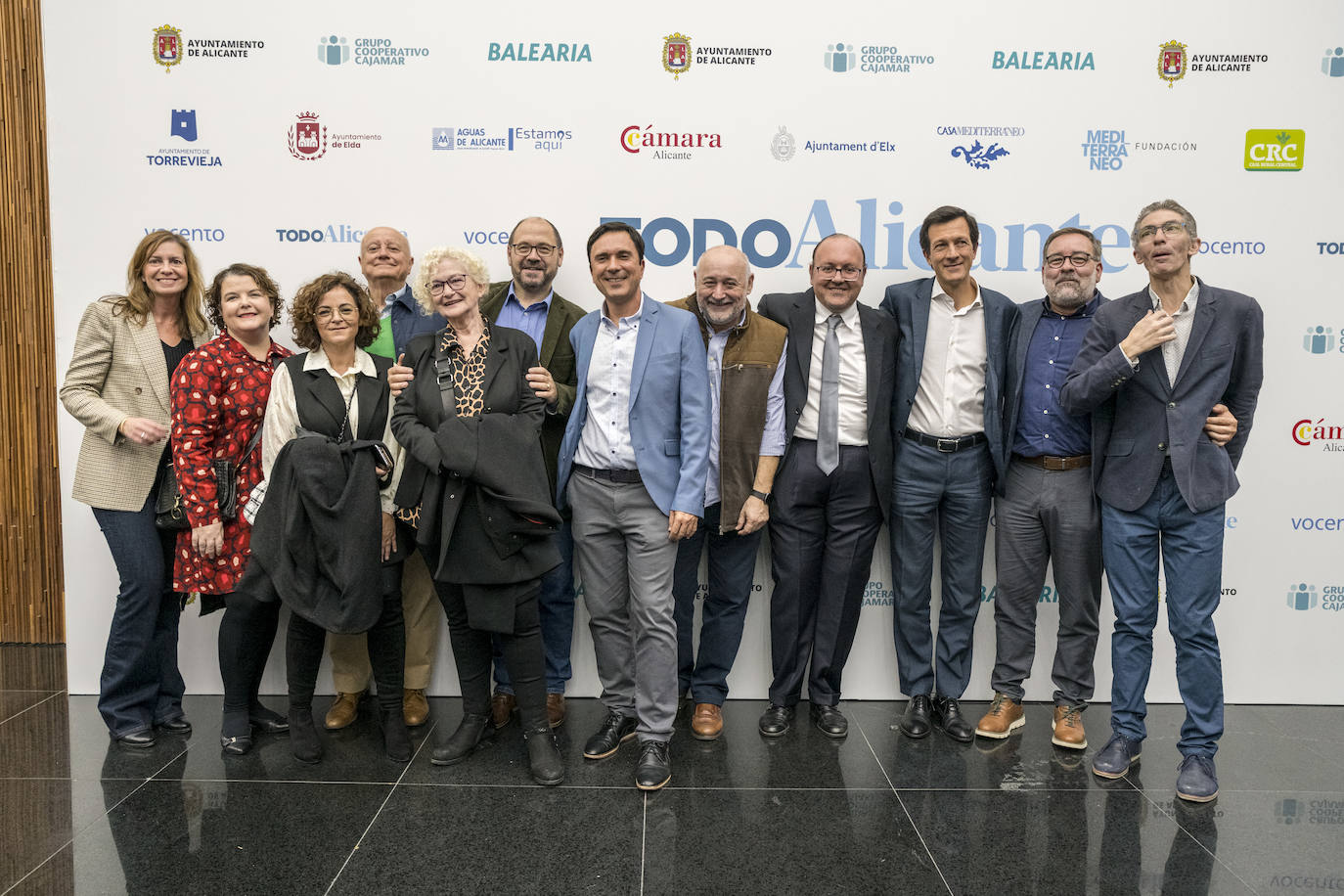 Antiguos componentes del diario La Verdad, entre ellos el director general de Audiovisual y Agencias de Vocento, Daniel Gidrón; Esther Brotons, dircom del Colegio de Médicos de Alicante; Francisco Lorenzo, vicepresidente del Colegio de Publicitarios de la Comunidad Valenciana; el jefe de Prensa del Ayuntamiento de Elda, Pedro López; el director de Equipo de Comunicación, Jesús Fernández, y los periodistas de TodoAlicante José Carlos Martínez y José Vicente Pérez