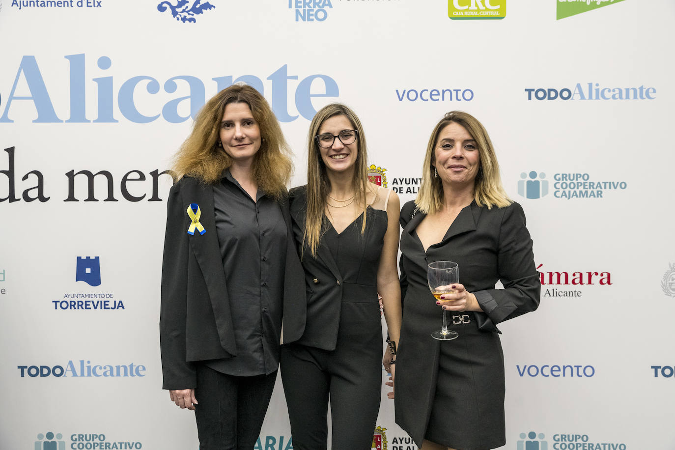 La secretaria de la asociación Amigos de Ucrania, Yulia Tkachencko; la periodista de TodoAlicante Susana Almenar y la comercial de TodoAlicante Mónica Gómez