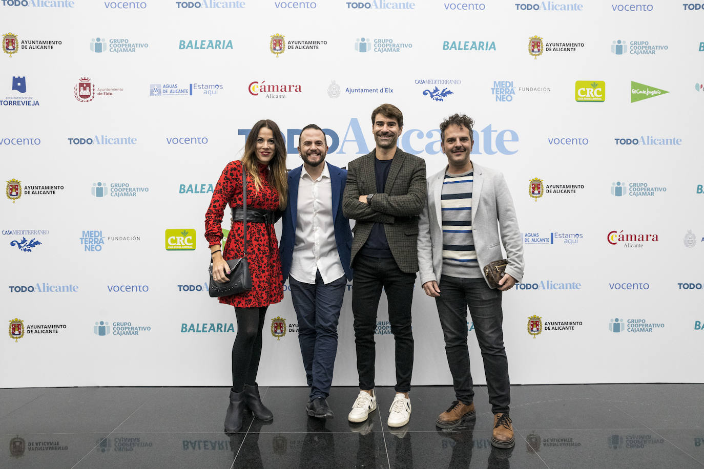 La directora de comunicación del Instituto Valenciano de Cultura en Alicante, Marina Torrecilla; el concejal de Compromís, Rafa Mas, y el coordinador provincial del Centro de Transfusiones de la Comunidad Valenciana, Alfonso Parra