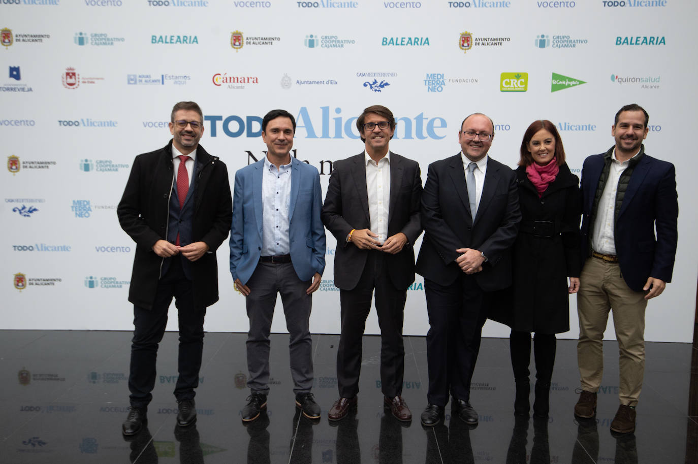 El portavoz de Sanidad del PP en las Cortes Valencianas, José Juan Zaplana; el diputado provincial popular Juan de Dios Navarro, junto con el redactor jefe de TodoAlicante, José Carlos Martínez, el redactor de política José Vicente Pérez, la portavoz del PP de Medio Ambiente en las Cortes, Elisa Díaz, y José Navarro, del Grupo Popular del Ayuntamiento de Elche