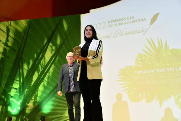 Aurora Ferrández Martínez recoge el premio en nombre de Begoña Martínez Deltell