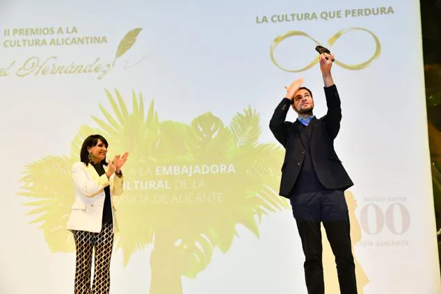 Miguel Ángel Rubio Sánchez alza el premio en honor a su madre.