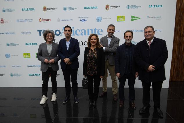 José Palmas, Luis Consuegra, director provincial de Relaciones Externas de Mercadona, María Dolores Padilla, subdirectora del Teatro Principal, David Hermoso y Gonzalo García, de la Autoridad Portuaria, y Ezequiel Moltó, jefe de prensa de Vectalia 