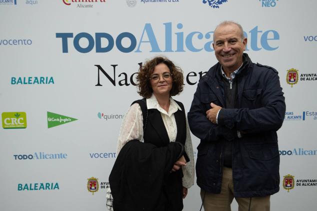Esther Brotons, responsable de prensa del Colegio de Médicos, y Hermann Schwarz, presidente del Colegio de Médicos de Alicante
