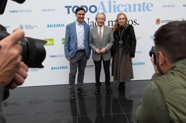 Nuestro redactor jefe, José Carlos Martínez, con Ángel Luna, Síndic de Greuges de la Comunitat, y Susana Abia, jefa de Prensa de la institución