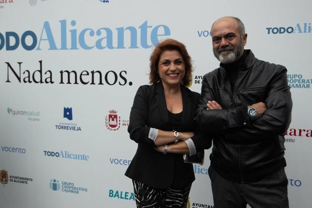 La escritoria alicantina Paz Castelló junto con su marido