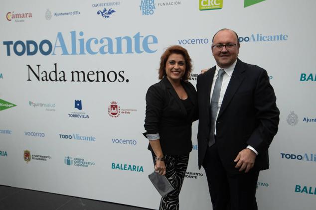 Paz Castelló junto a José Vicente Pérez, redactor del área de política en TodoAlicante