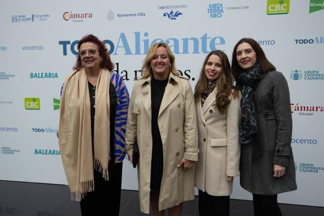 La alcaldesa de Calpe, Ana Sala, junto a sus acompañantes