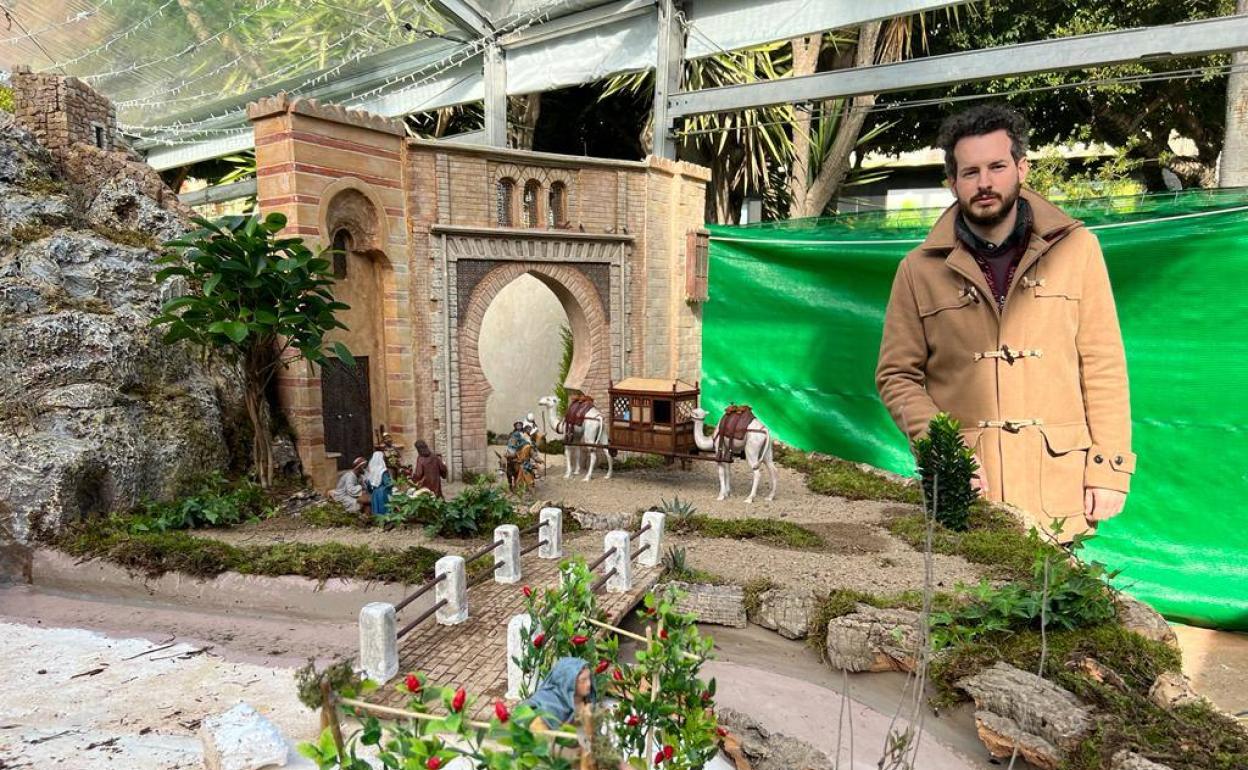 El concejal de Festividades de Orihuela, Antonio Sánchez, junto al Belén municipal