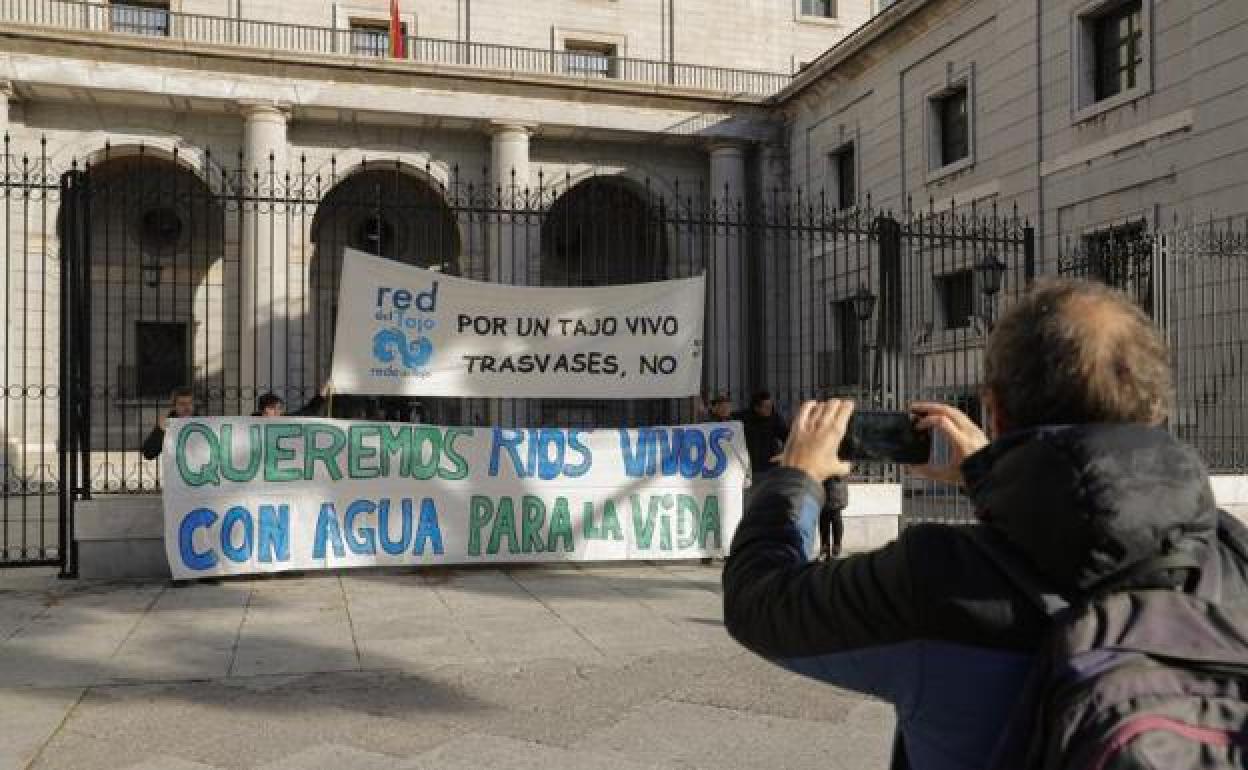 Protesta de los colectivos ecologistas a las puertas del Ministerio de Transición Ecológica durante la reunión del Consejo Nacional del Agua.