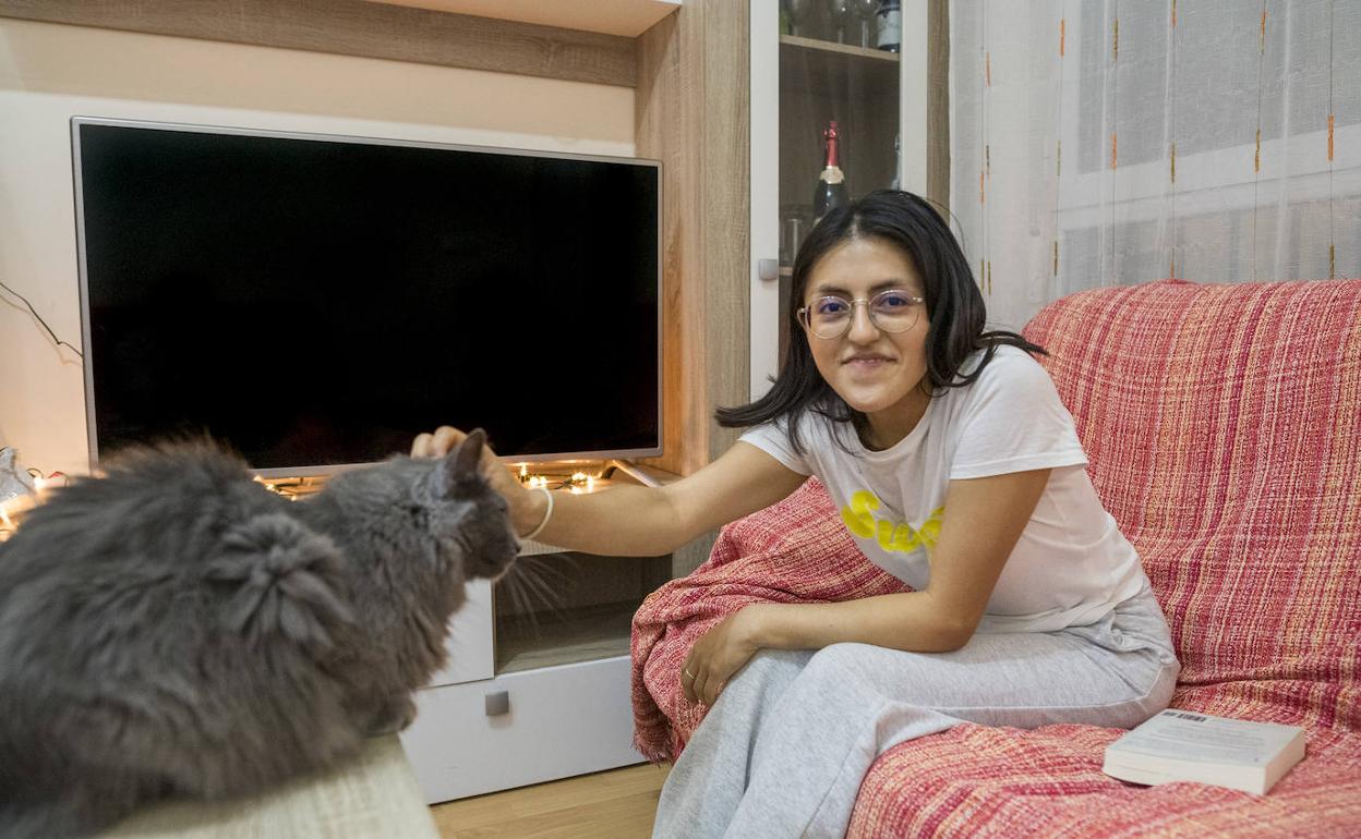 Domi vive en un piso compartido con varias personas. 