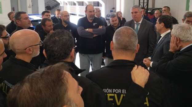 José Vicente de los Mozos, rodeado de trabajadores de Renault en la Refactory de Sevilla