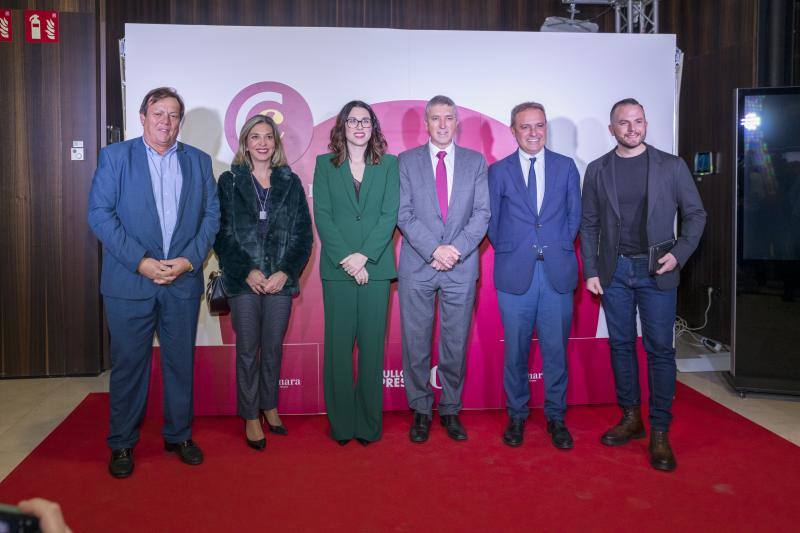 Asistentes a la Noche de la Economía Alicantina en el vino de honor posterior. 