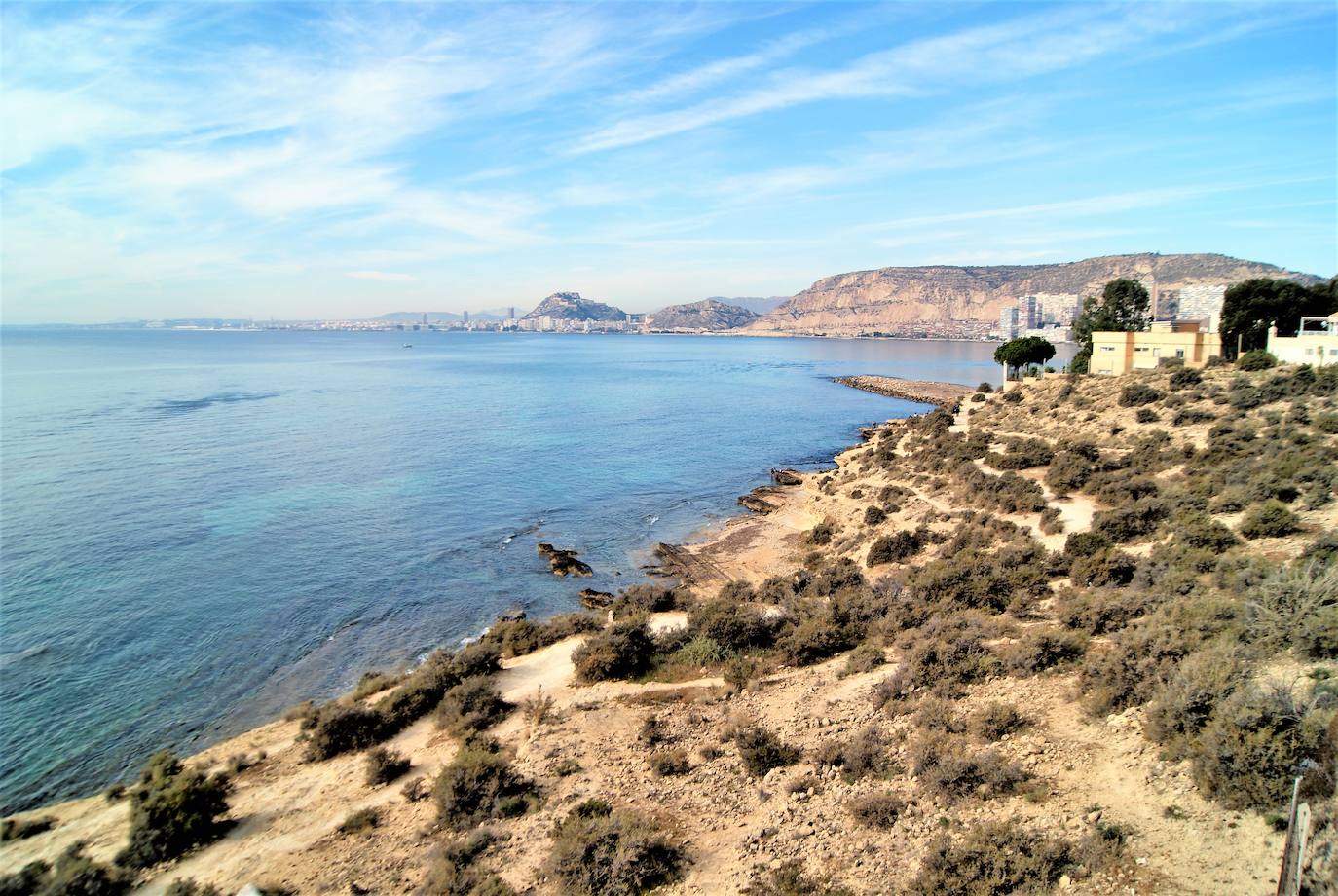 Todas estas viviendas están en la zona del Cabo de la Huerta con vistas a la ciudad. 