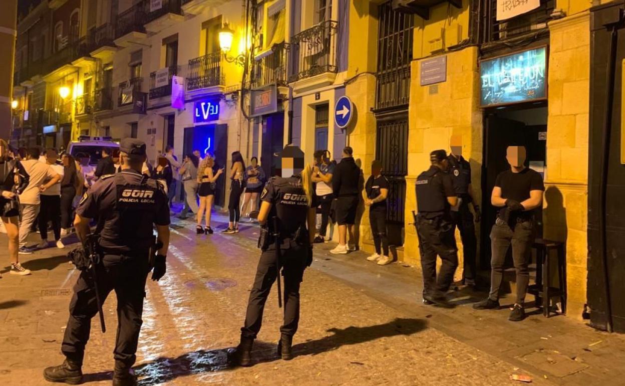 Durante el operativo desplegado en la conocida zona de ocio de El Barrio de Alicante. 