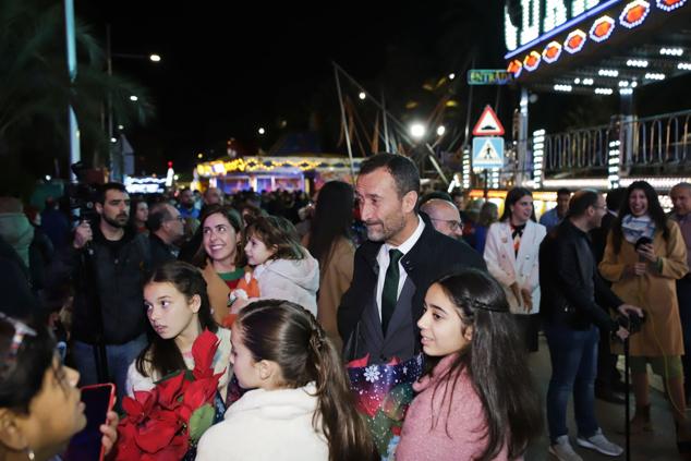 La noria preside el recinto del Paseo de la Estación donde se ha inaugurado la Feria de Navidad de Elche. 