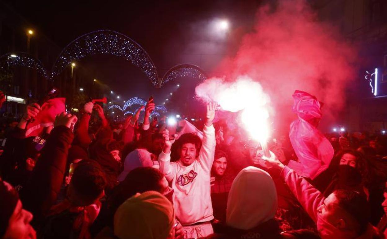 Aficionados marroquíes en Bruselas celebran el pase de su selección a octavos. 