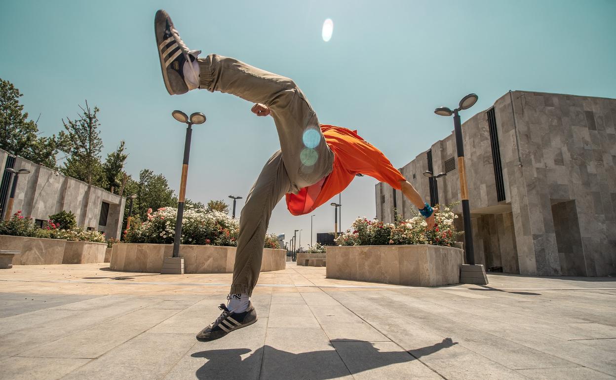 Los 'parkuristas' se valen del mobiliario urbano para realizar sus gimnásticos movimientos. 