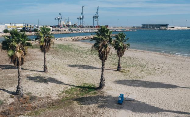 La playa de San Gabriel en Alicante no está reconocida como playa y carece de servicios de limpieza y salvamento a pesar de las demandas de los vecinos