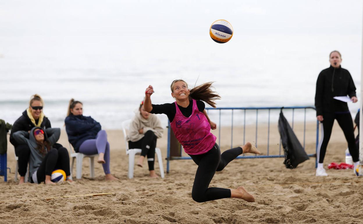 Van Essen, en plena acción sobre la arena de la Playa de San Juan 