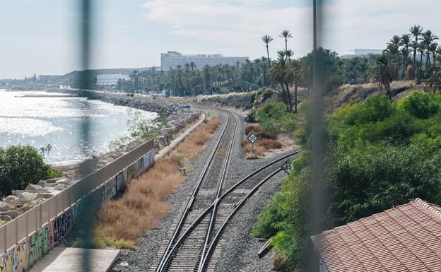 Vista de las vías del tren desde la pasarela de acceso a la 'playa' de San Gabriel. 