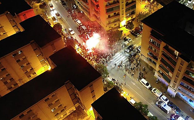 Imagen principal - Algunos puntos donde se han concentrado los aficionados 